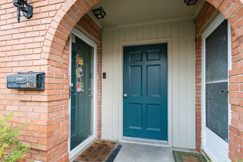 Photo of 8519 Canterbury Square E, Indianapolis, IN 46260 (MLS # 22119000)