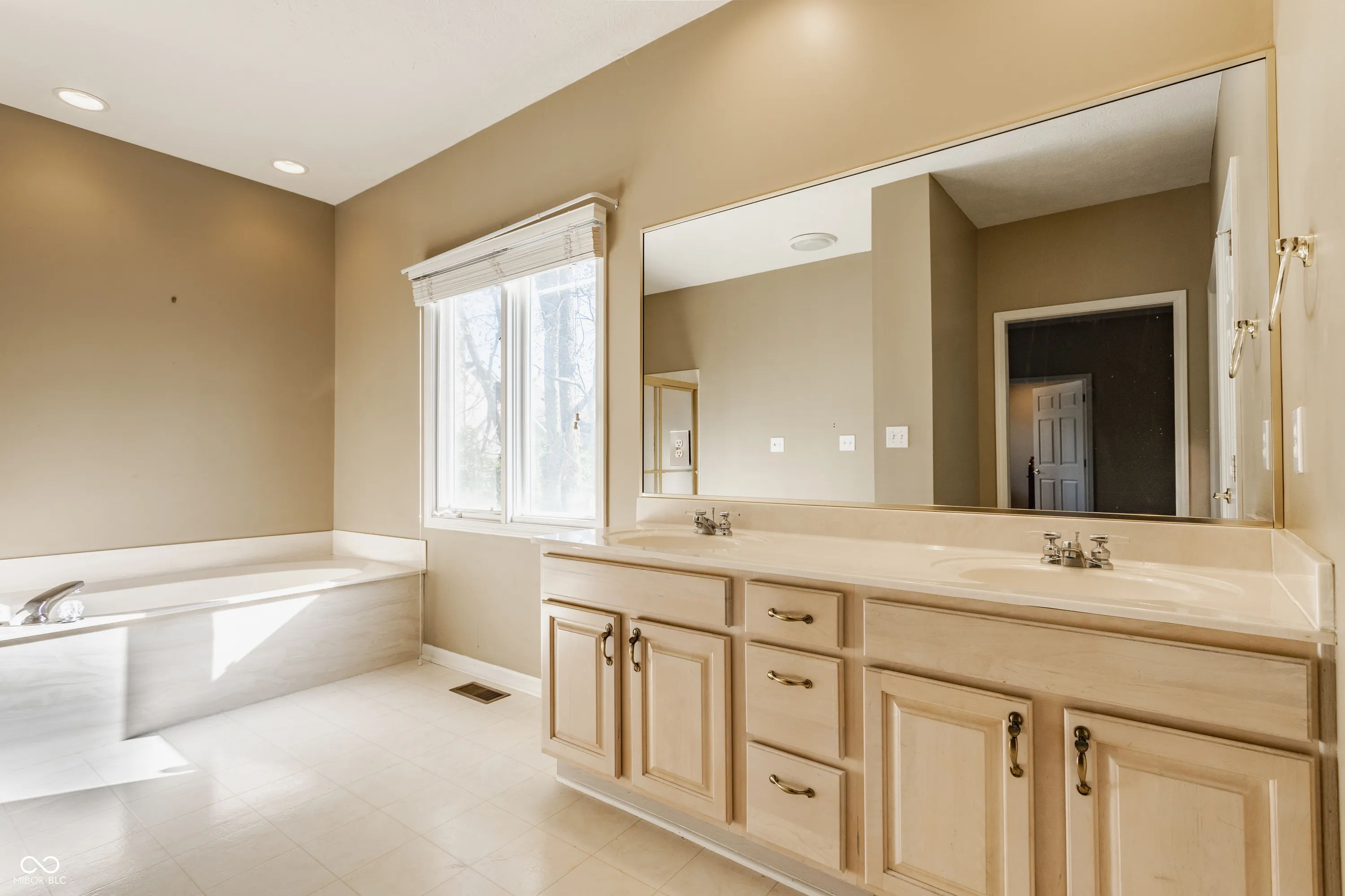 Indianapolis, Indiana 46256, United States, 3 Bedrooms Bedrooms, ,3 BathroomsBathrooms,Residential,Active,239002