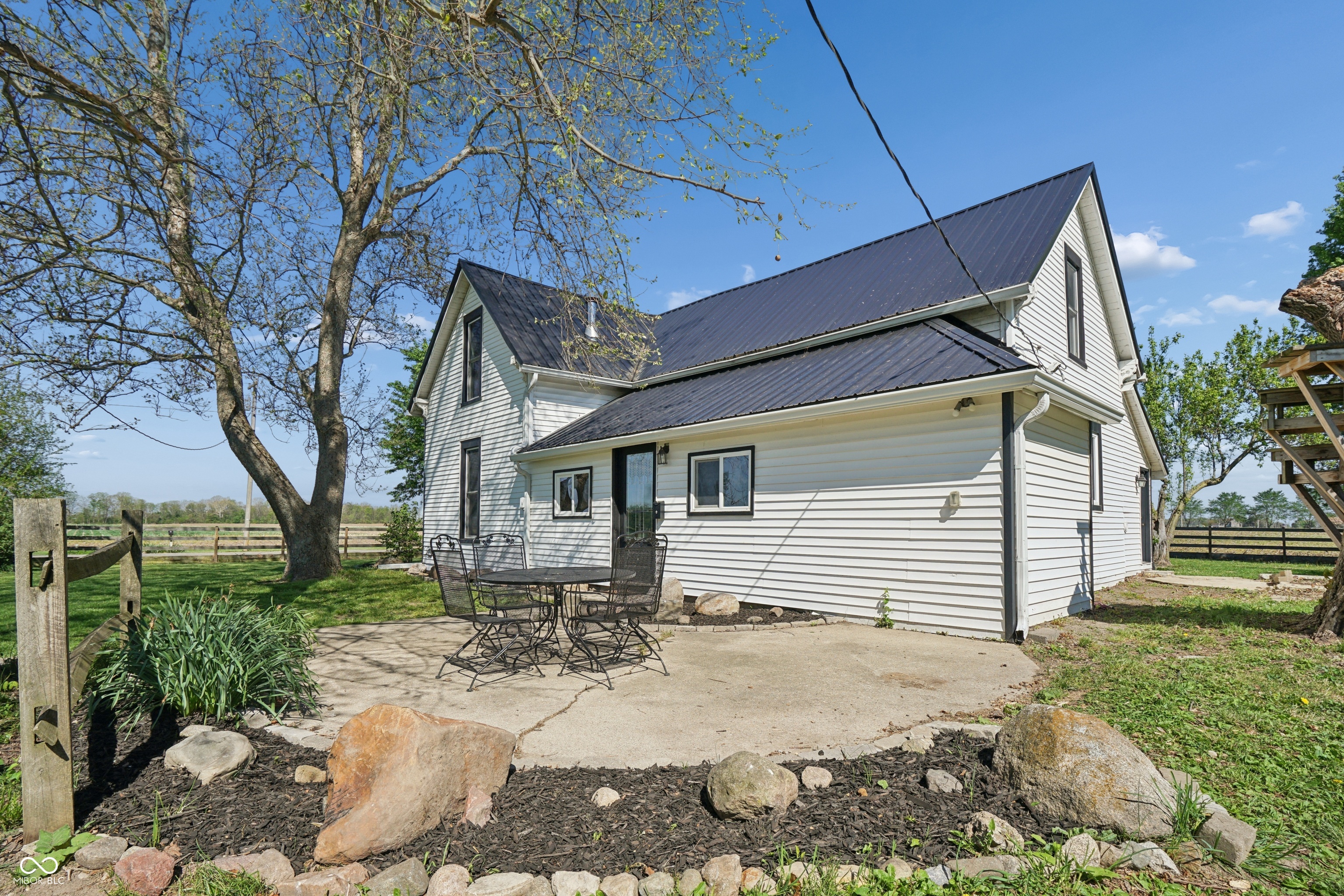 8174 N 325 W