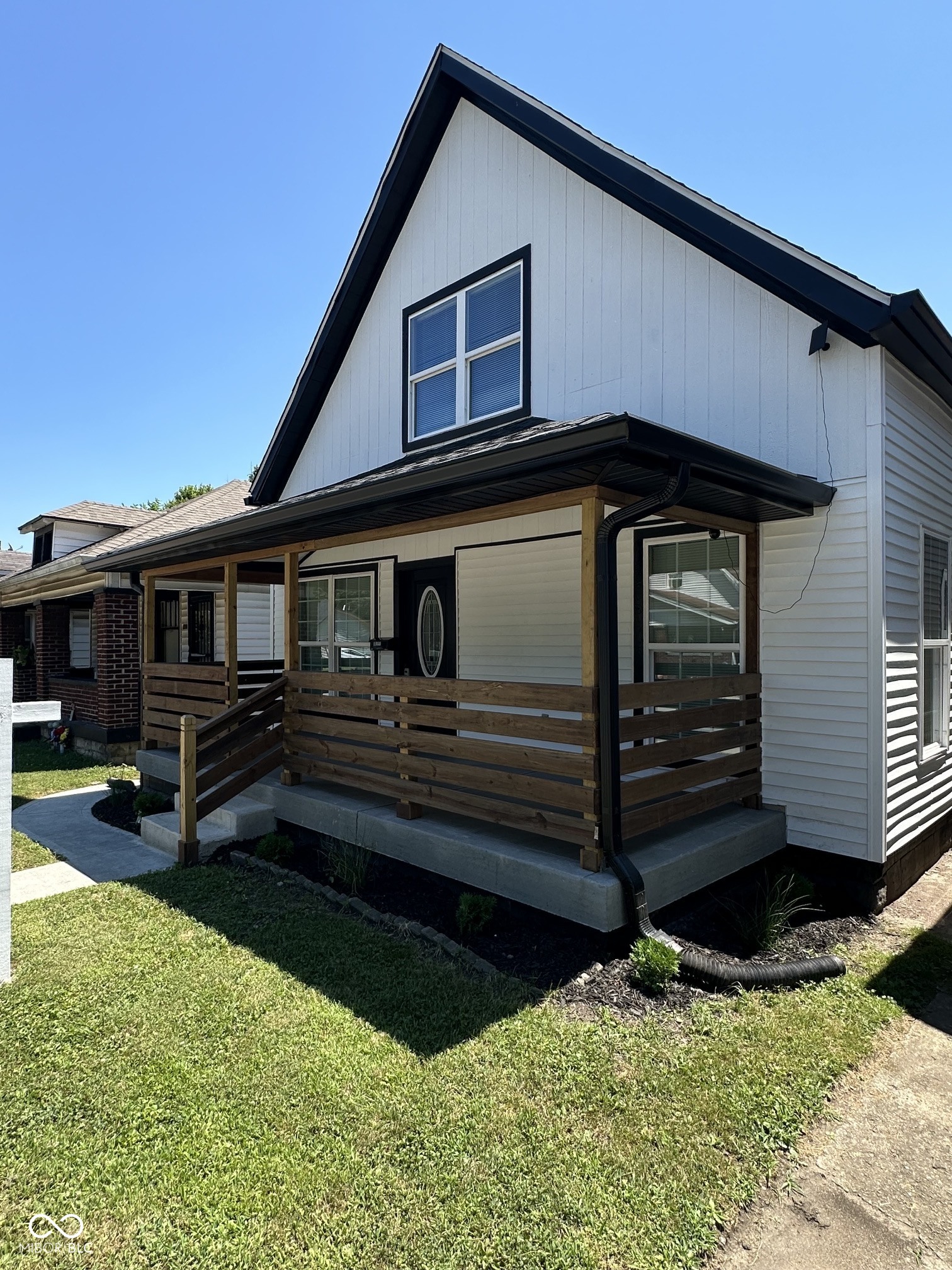 811 W 25th