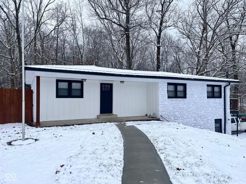 Photo of 5646 Paradise Drive, Martinsville, IN 46151 (MLS # 22076759)