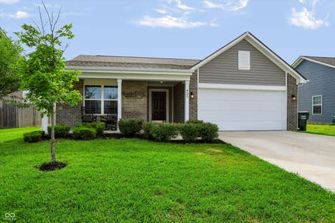 Photo of 425 Thunderwood DR, Greenfield, IN 46140 (MLS # 22110800)