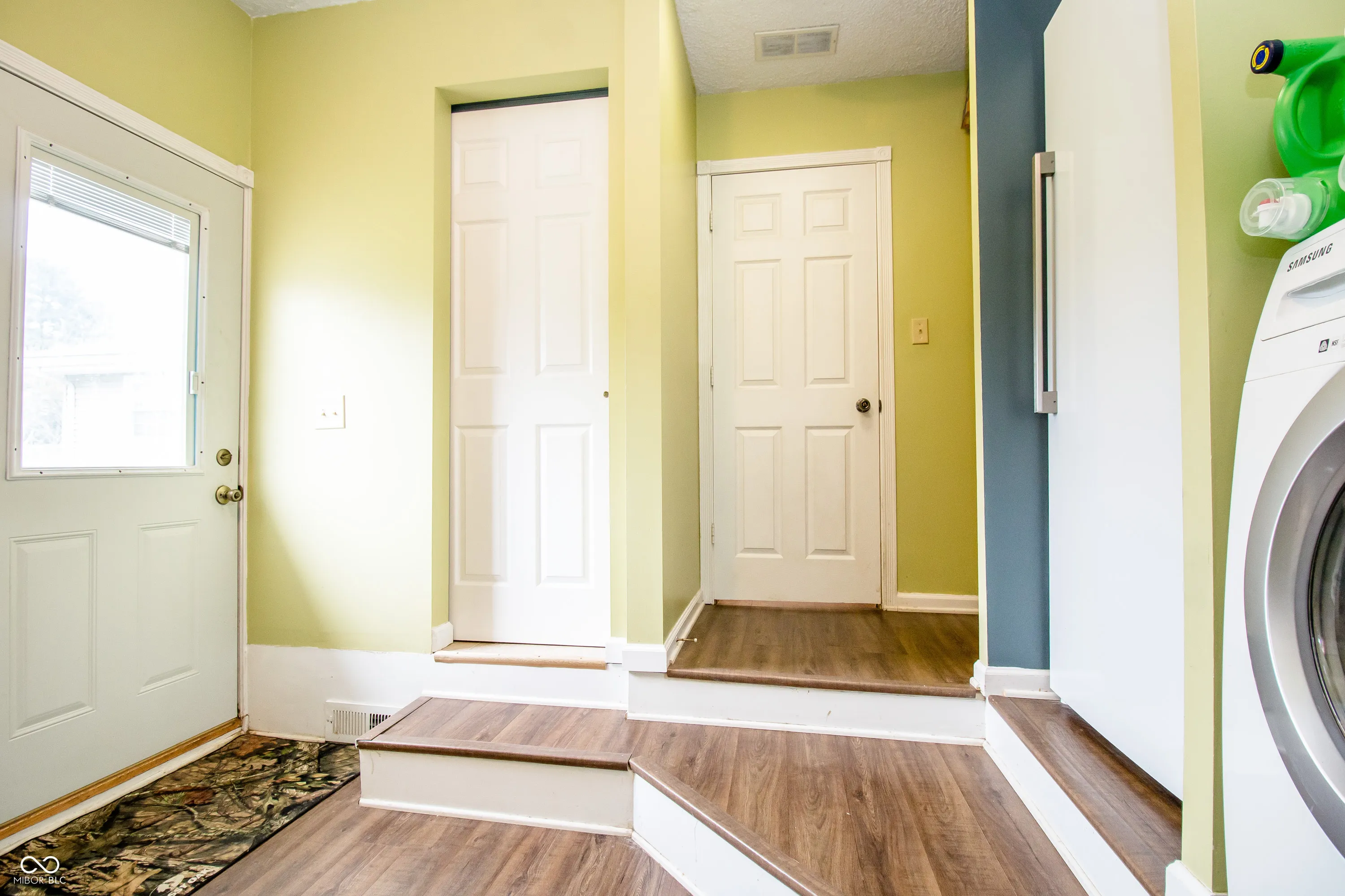 Shelbyville, Indiana 46176, United States, 4 Bedrooms Bedrooms, ,3 BathroomsBathrooms,Residential,Pending,107644