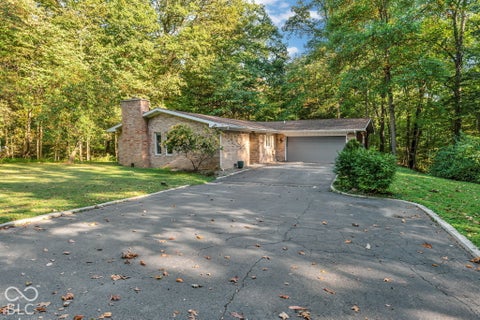 Photo of 1042 N Farmington Drive, Crawfordsville, IN 47933 (MLS # 22126342)
