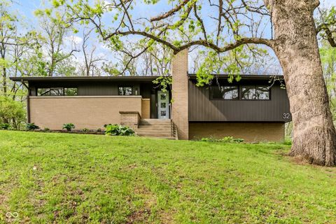 Photo of 32 Circle Drive, Carmel, IN 46032 (MLS # 22097690)