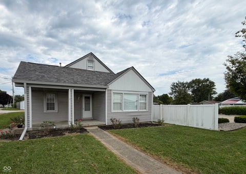 Photo of 621 Apple Street, Greenfield, IN 46140 (MLS # 22123304)