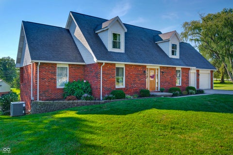 Photo of 2019 N Lakeview Drive, Seymour, IN 47274 (MLS # 22126349)