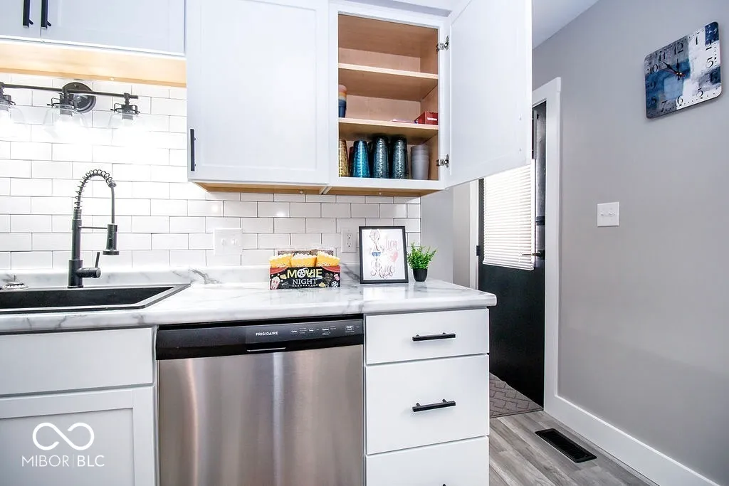 Columbus, Indiana 47203, United States, 3 Bedrooms Bedrooms, ,1 BathroomBathrooms,Residential,Pending,121617