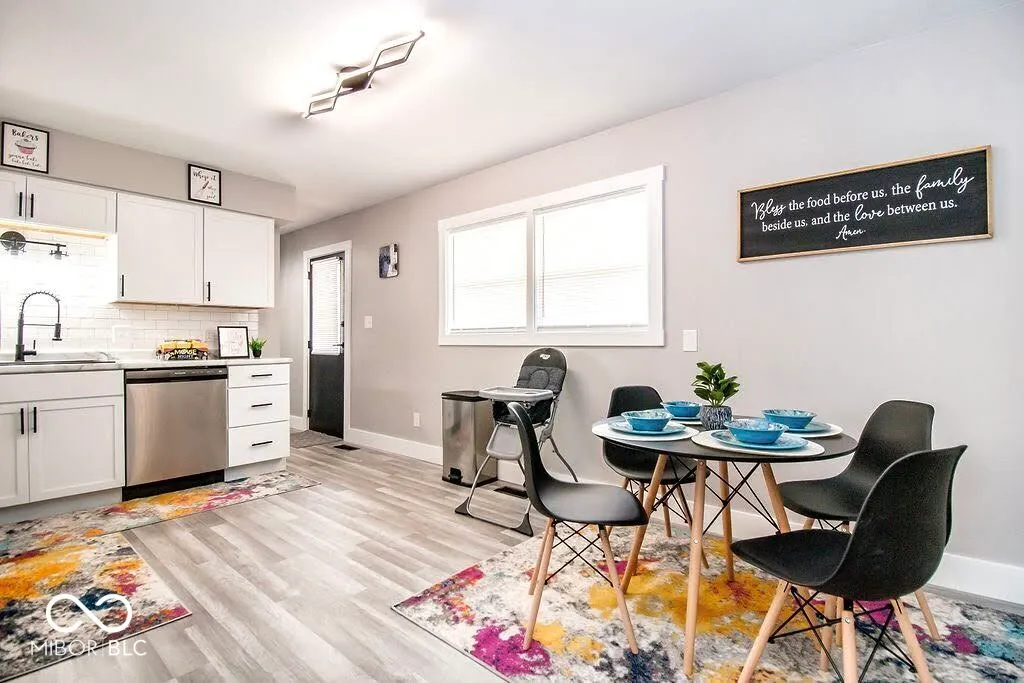 Columbus, Indiana 47203, United States, 3 Bedrooms Bedrooms, ,1 BathroomBathrooms,Residential,Pending,121617