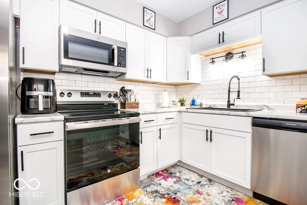 Columbus, Indiana 47203, United States, 3 Bedrooms Bedrooms, ,1 BathroomBathrooms,Residential,Pending,121617