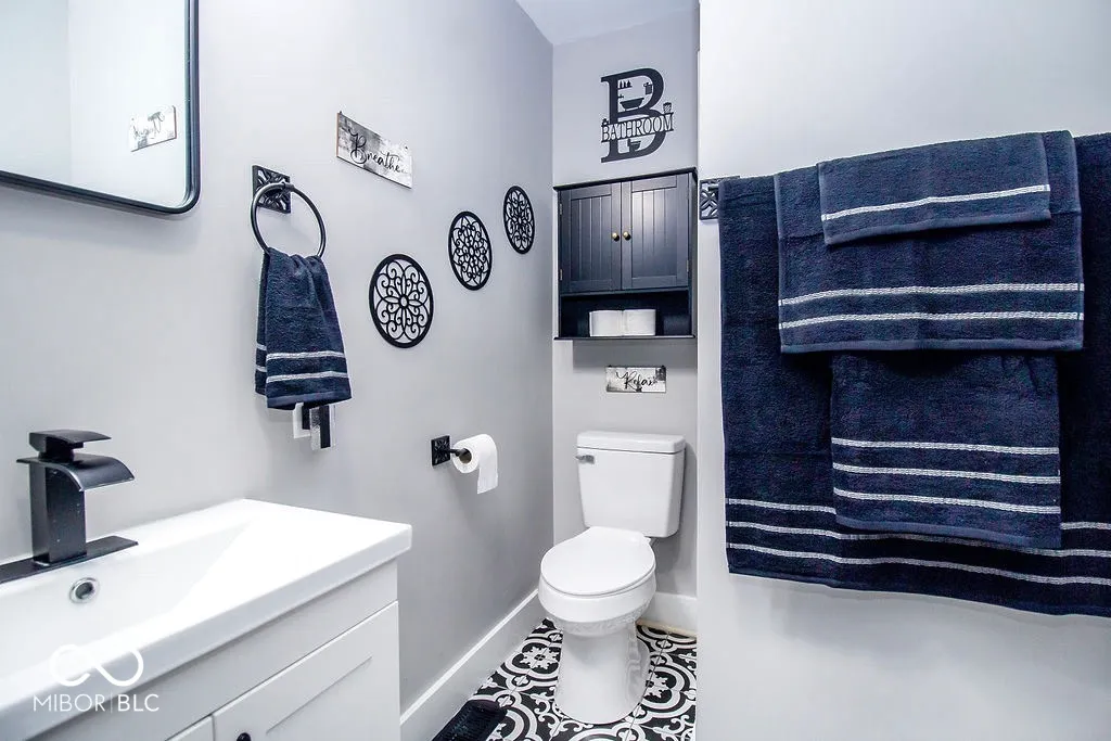 Columbus, Indiana 47203, United States, 3 Bedrooms Bedrooms, ,1 BathroomBathrooms,Residential,Pending,121617