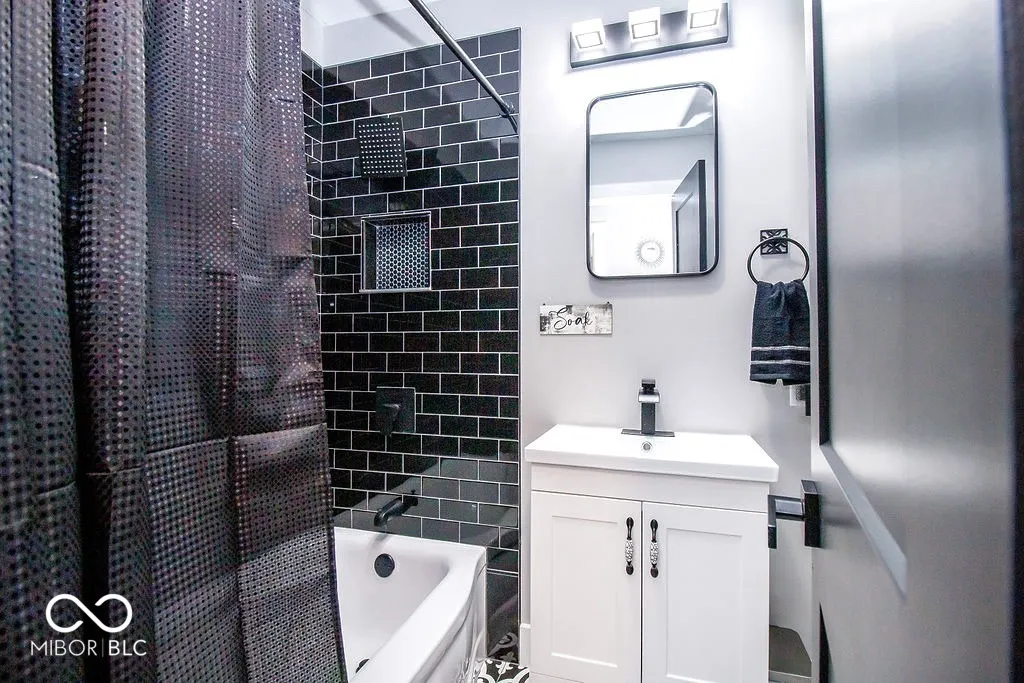 Columbus, Indiana 47203, United States, 3 Bedrooms Bedrooms, ,1 BathroomBathrooms,Residential,Pending,121617