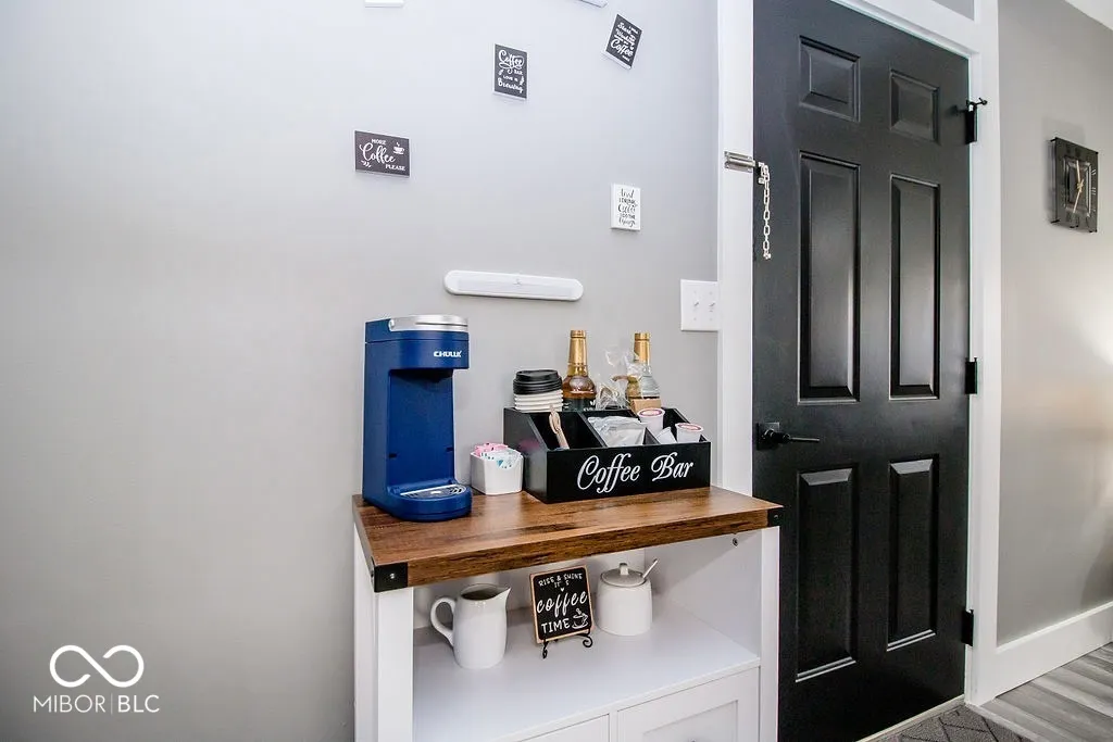 Columbus, Indiana 47203, United States, 3 Bedrooms Bedrooms, ,1 BathroomBathrooms,Residential,Pending,121617