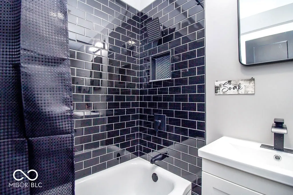 Columbus, Indiana 47203, United States, 3 Bedrooms Bedrooms, ,1 BathroomBathrooms,Residential,Pending,121617