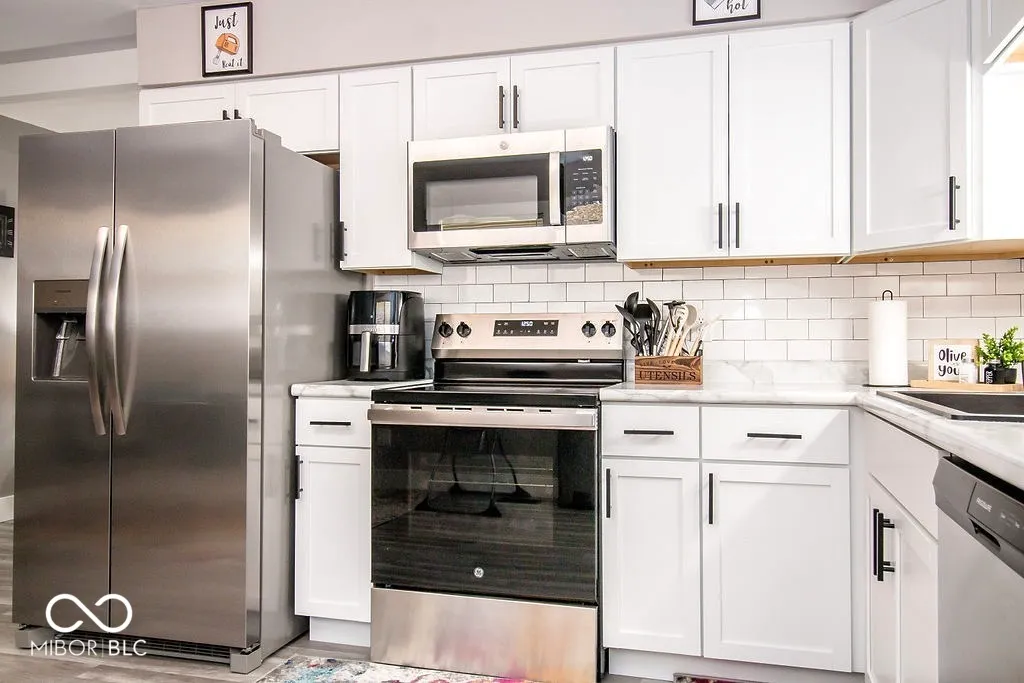 Columbus, Indiana 47203, United States, 3 Bedrooms Bedrooms, ,1 BathroomBathrooms,Residential,Pending,121617