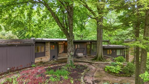 Photo of 10 Overlook Drive, Anderson, IN 46011 (MLS # 22103396)