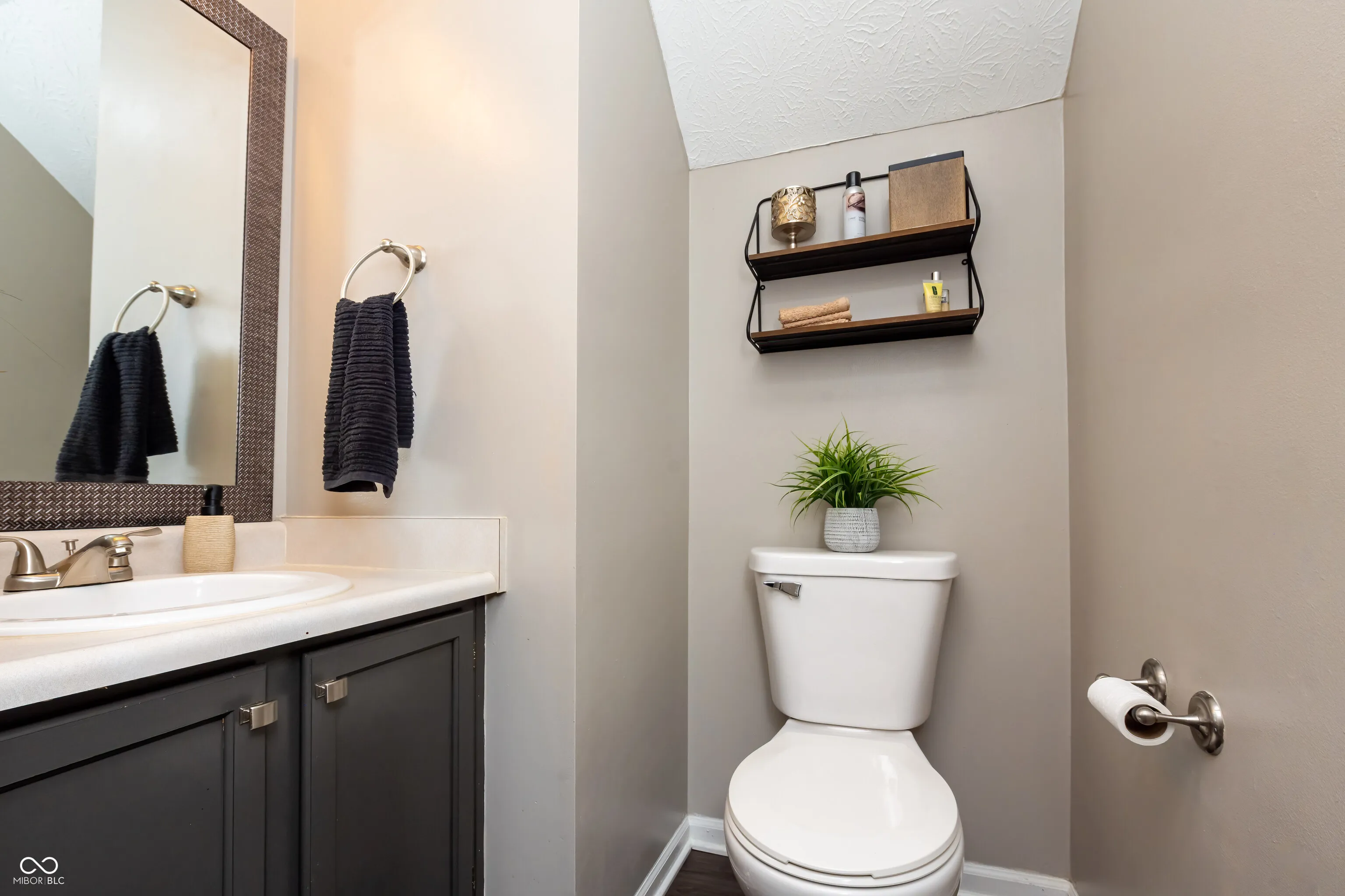 Greenwood, Indiana 46142, United States, 3 Bedrooms Bedrooms, ,3 BathroomsBathrooms,Residential,Pending,23785