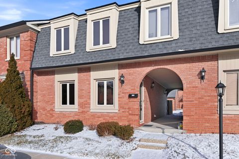 Photo of 1154 Canterbury Square N, Indianapolis, IN 46260 (MLS # 22080080)