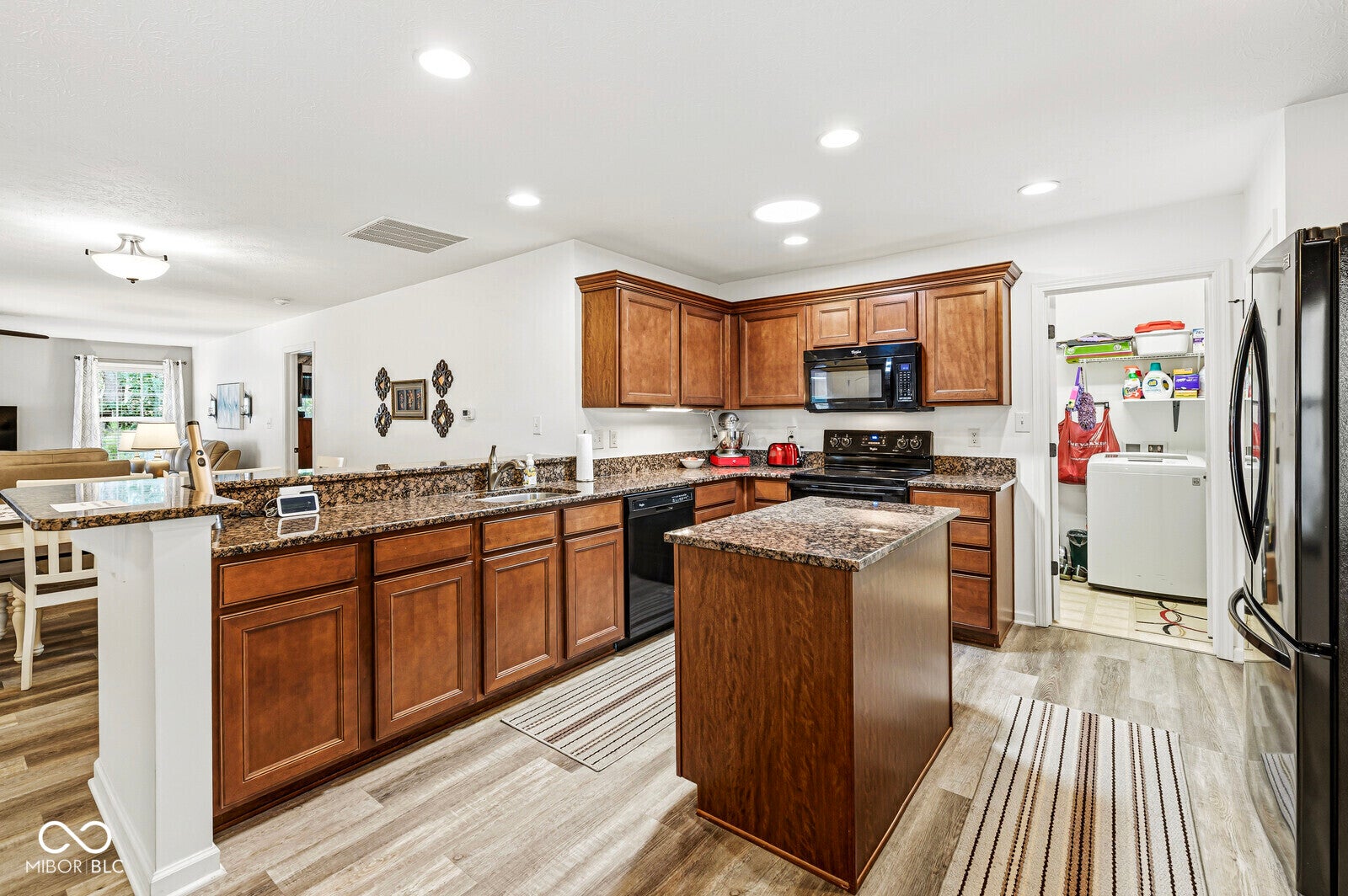 4641 Muscantine Way