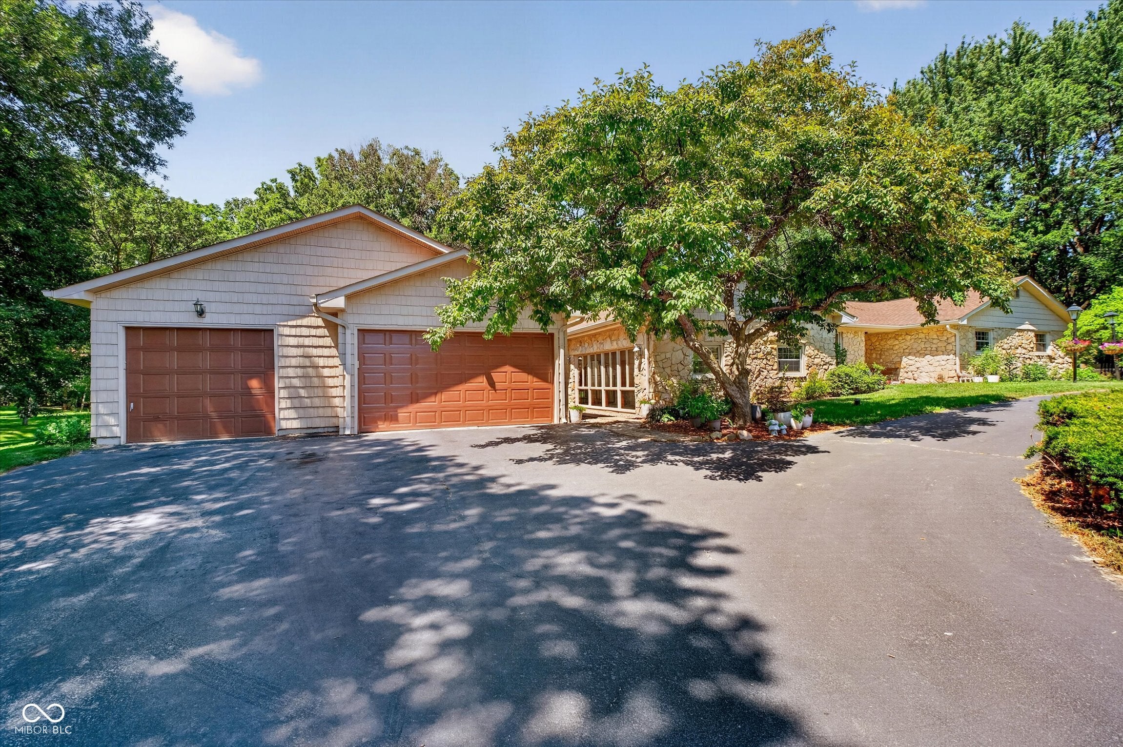 6926 Woodridge Drive