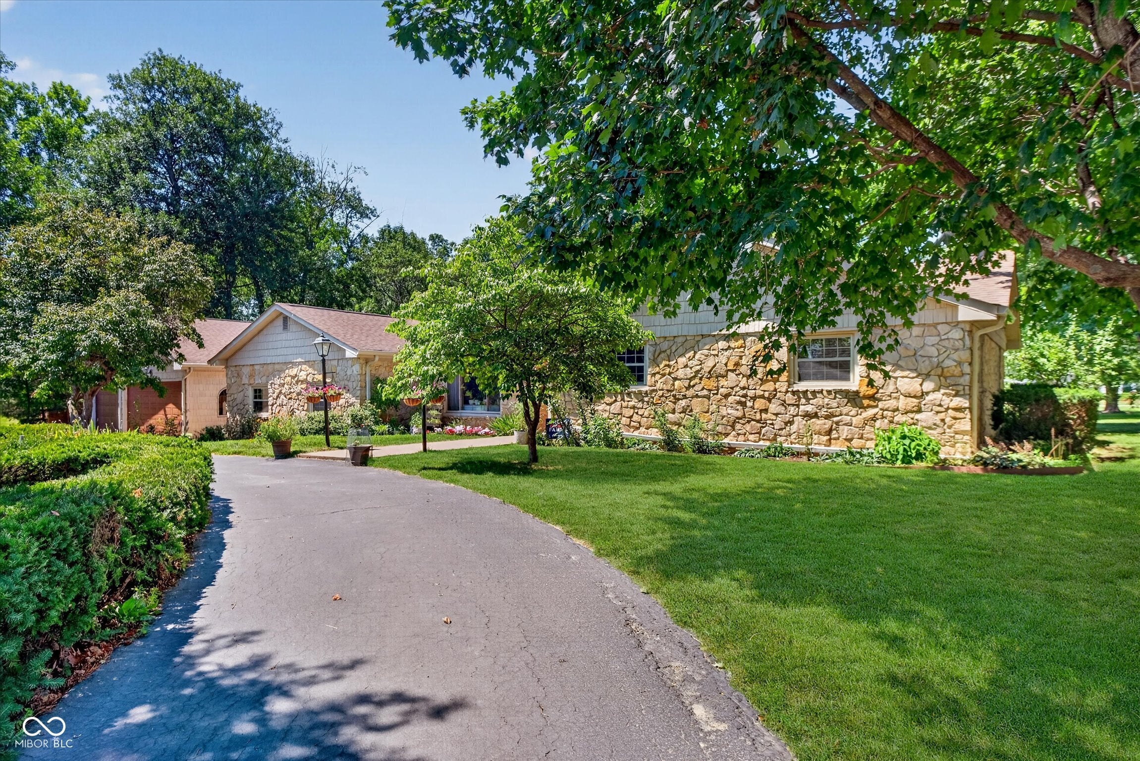 6926 Woodridge Drive