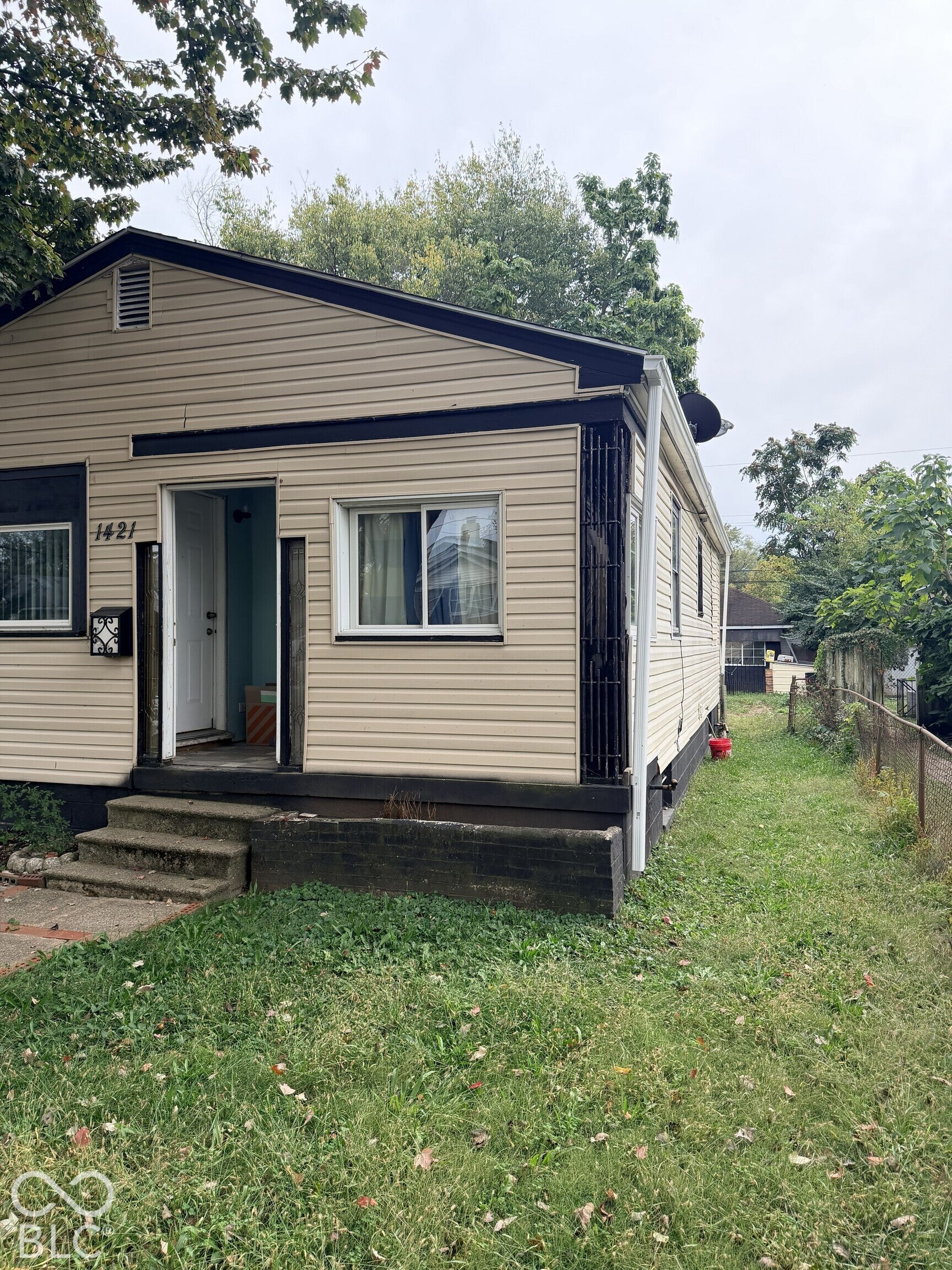 1421 W 25th
