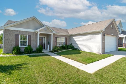 Photo of 841 Cherry Tree Lane, Greenwood, IN 46143 (MLS # 22094339)