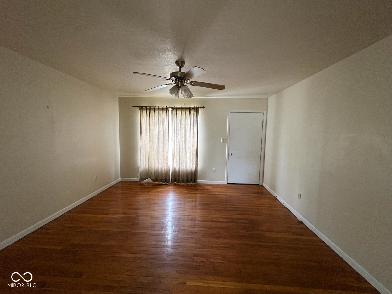 2305 W Beaumont Lane