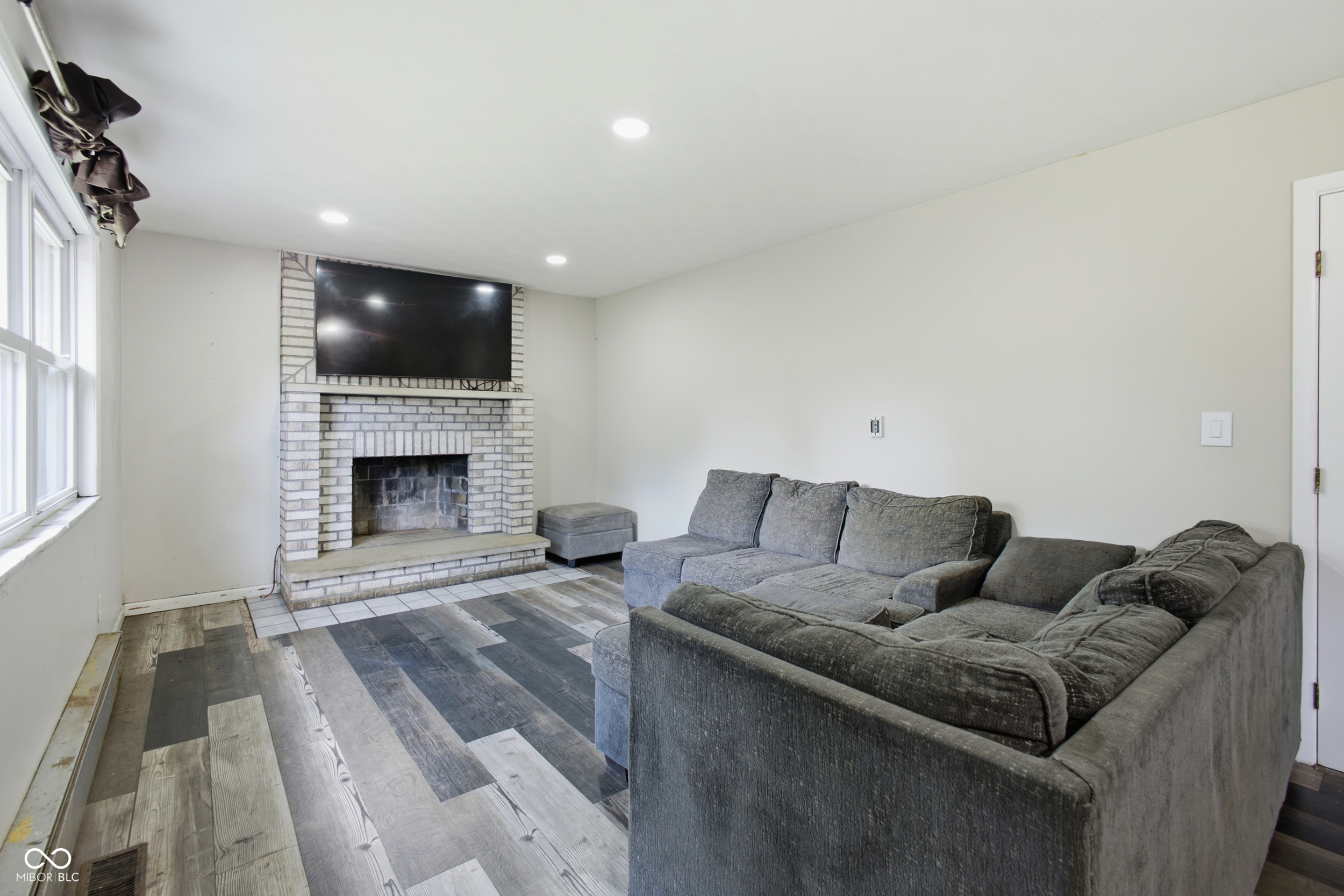 6932 W 10th Street
