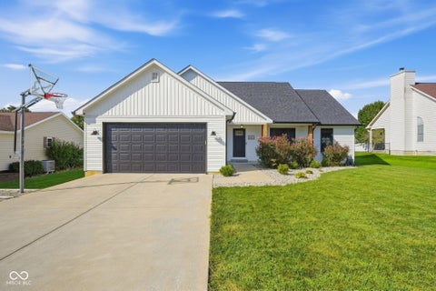 Photo of 1043 Shadowlawn Avenue, Greencastle, IN 46135 (MLS # 22125753)