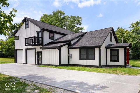 Photo of 1395 Mulberry Street, Noblesville, IN 46060 (MLS # 22113930)
