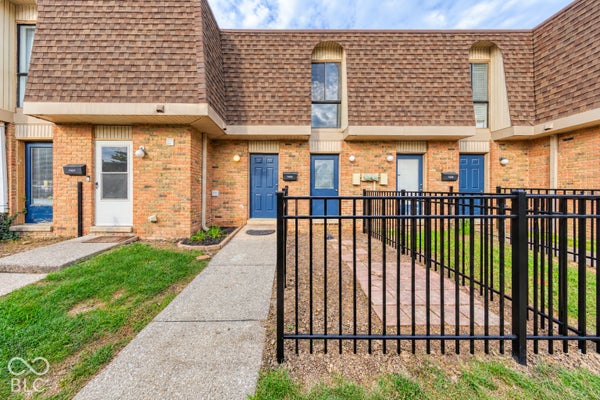 7426 COUNTRY BROOK DR, INDIANAPOLIS, IN 46260 - Image 3de1bedb2cedc86ff7aea9de691016e5/3269187917