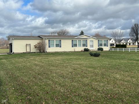 Photo of 11946 E 79th Street, Indianapolis, IN 46236 (MLS # 22088075)