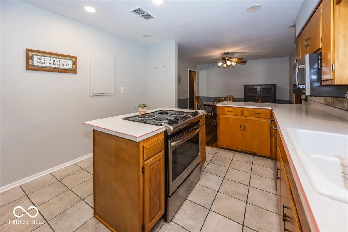 Westfield, Indiana 46074, United States, 3 Bedrooms Bedrooms, ,2 BathroomsBathrooms,Residential,Pending,39755