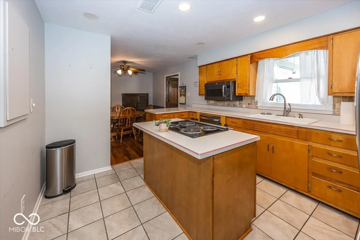 Westfield, Indiana 46074, United States, 3 Bedrooms Bedrooms, ,2 BathroomsBathrooms,Residential,Pending,39755