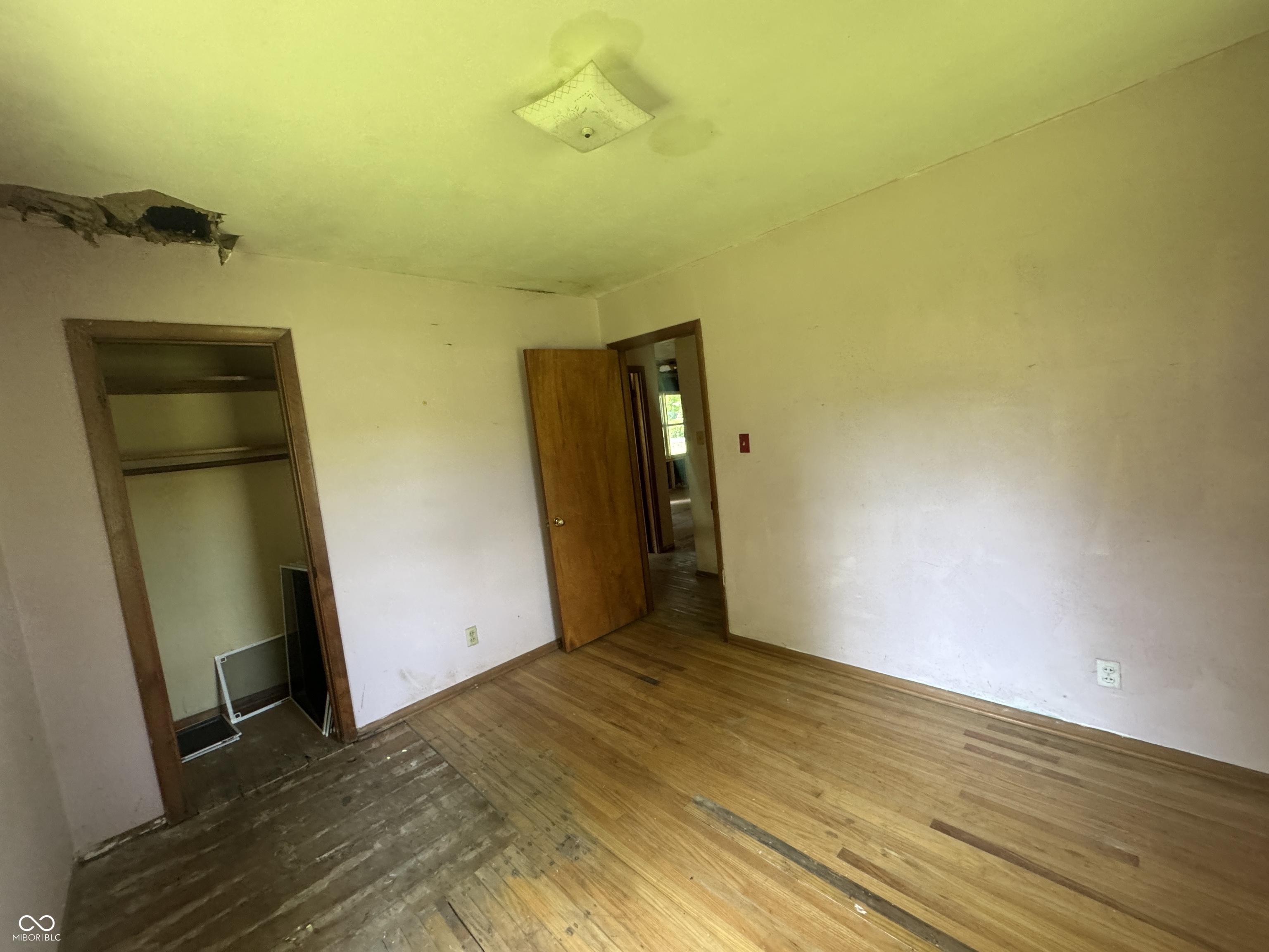 2324 E Thompson