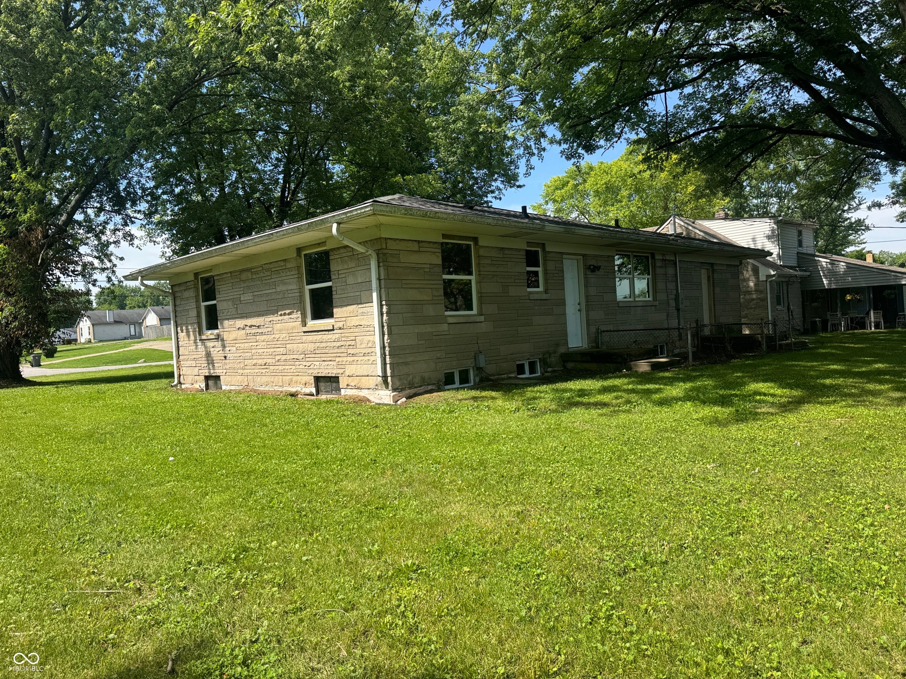 2324 E Thompson