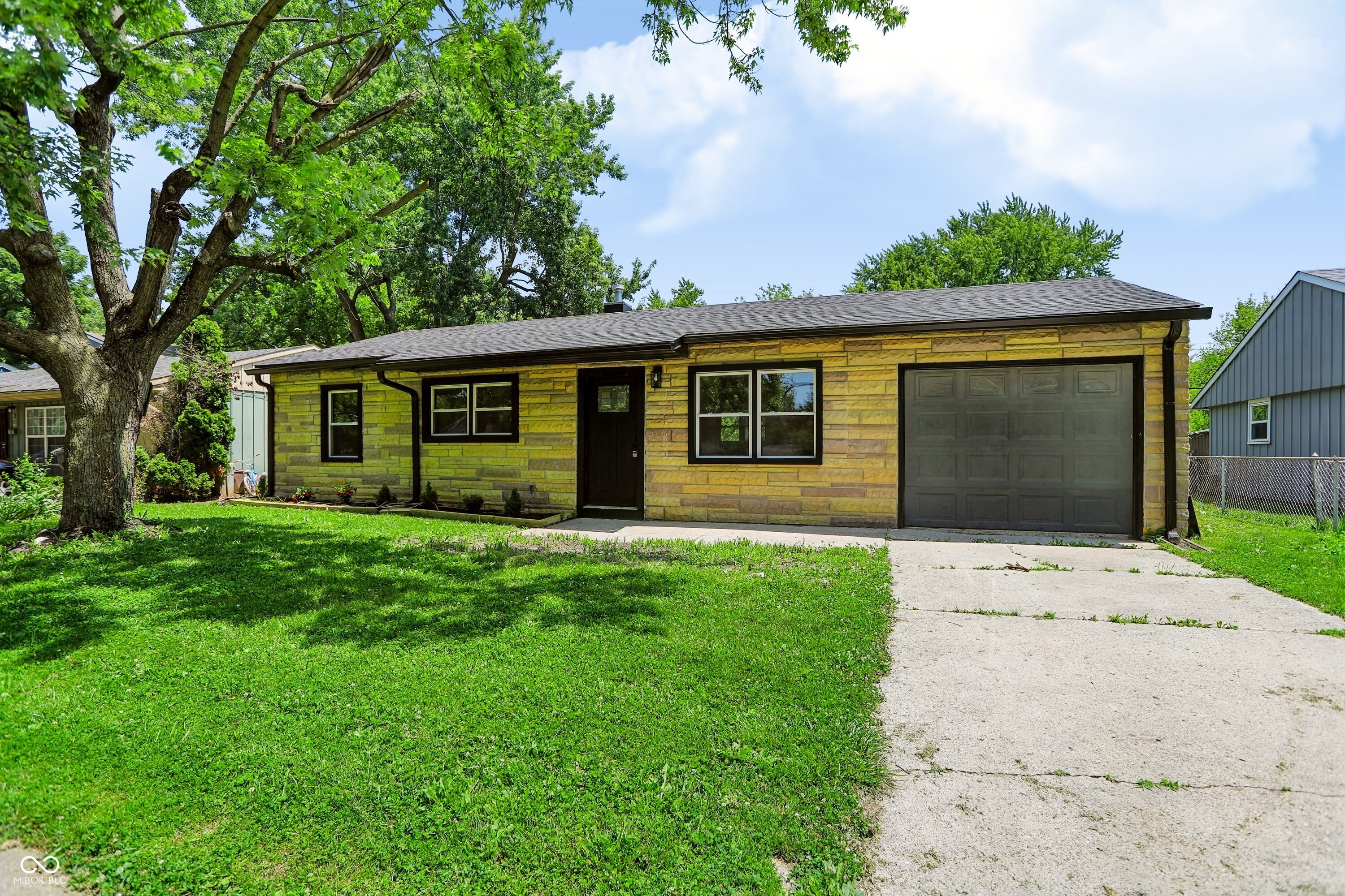 Photo 1 of 24 — 4047 Aspen Way, Indianapolis, IN 46226