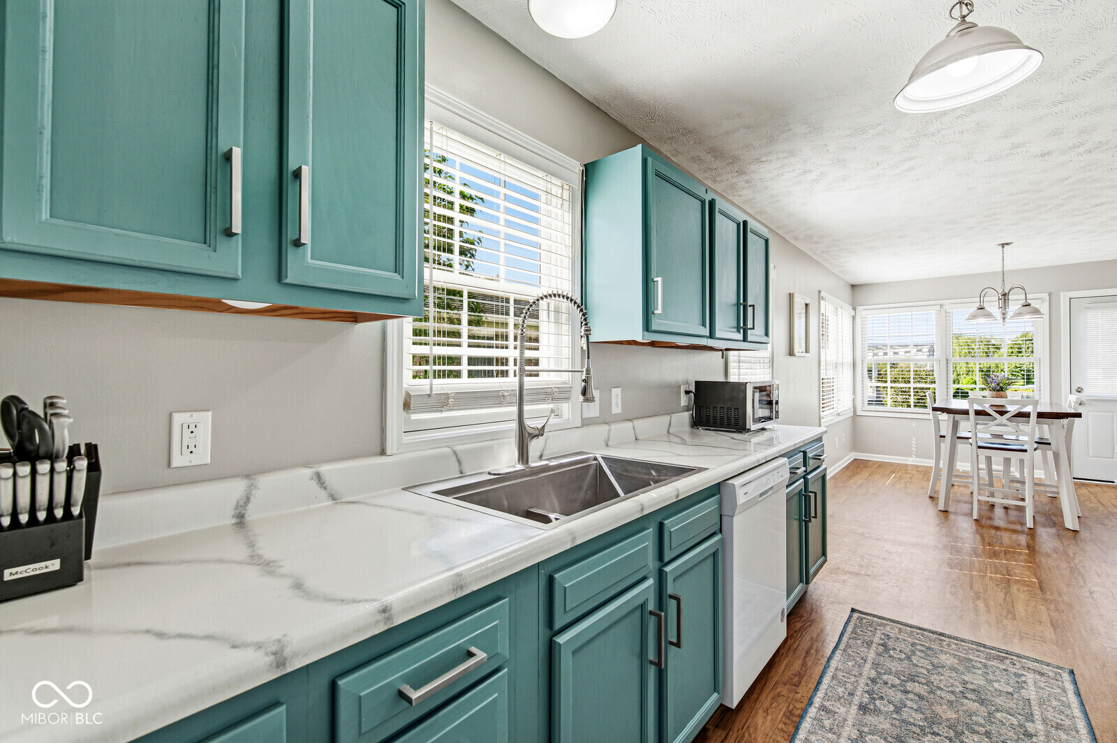 212 Lakeshore Drive