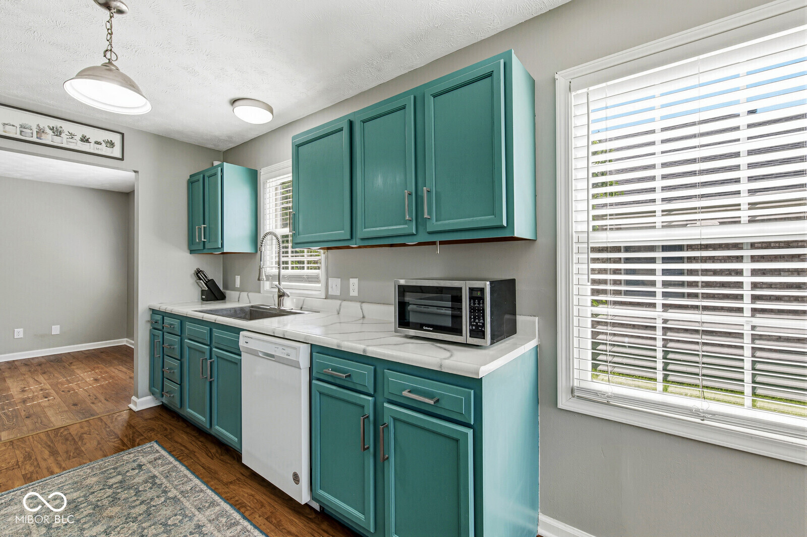 212 Lakeshore Drive