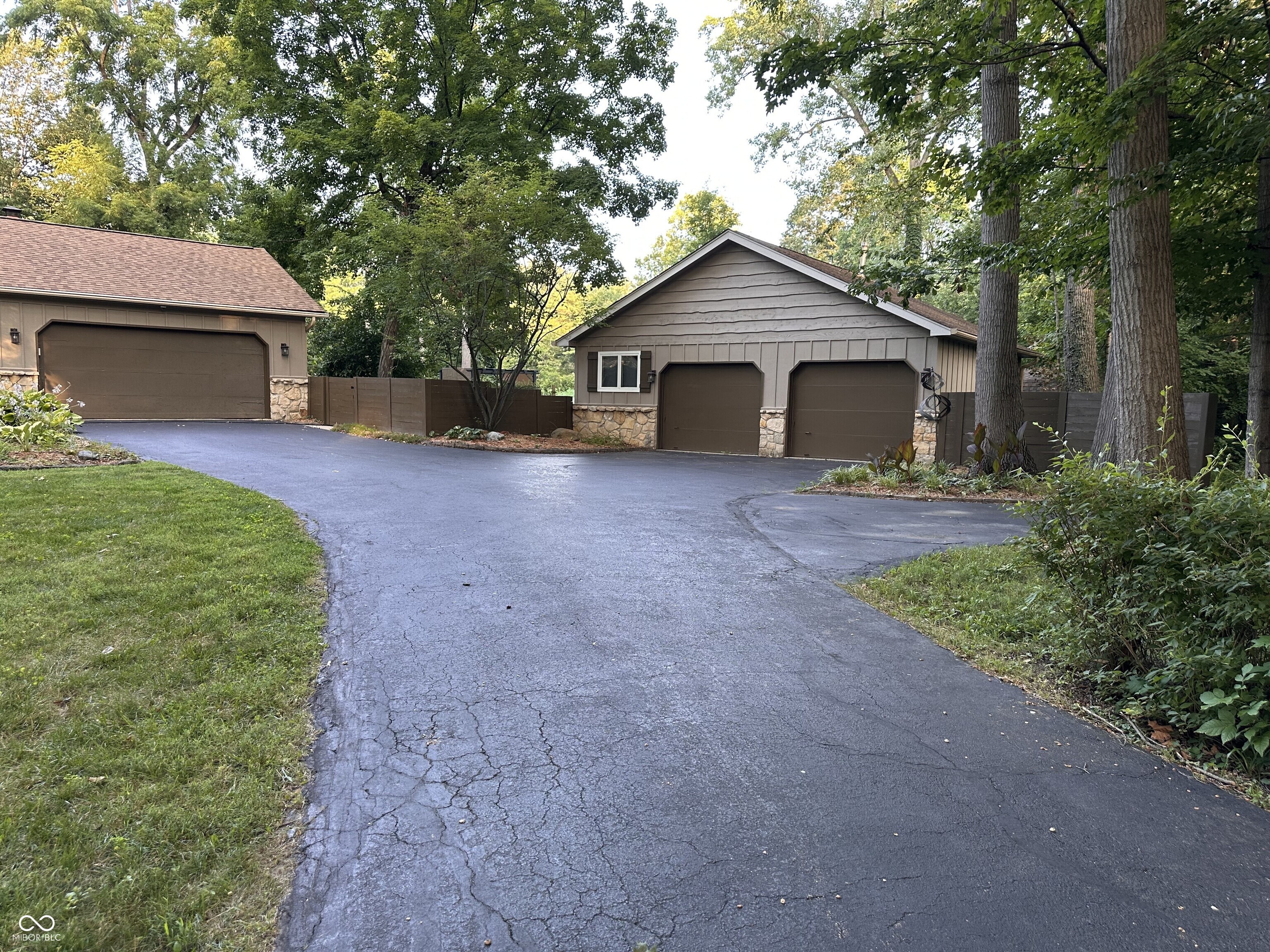806 Woodridge Court