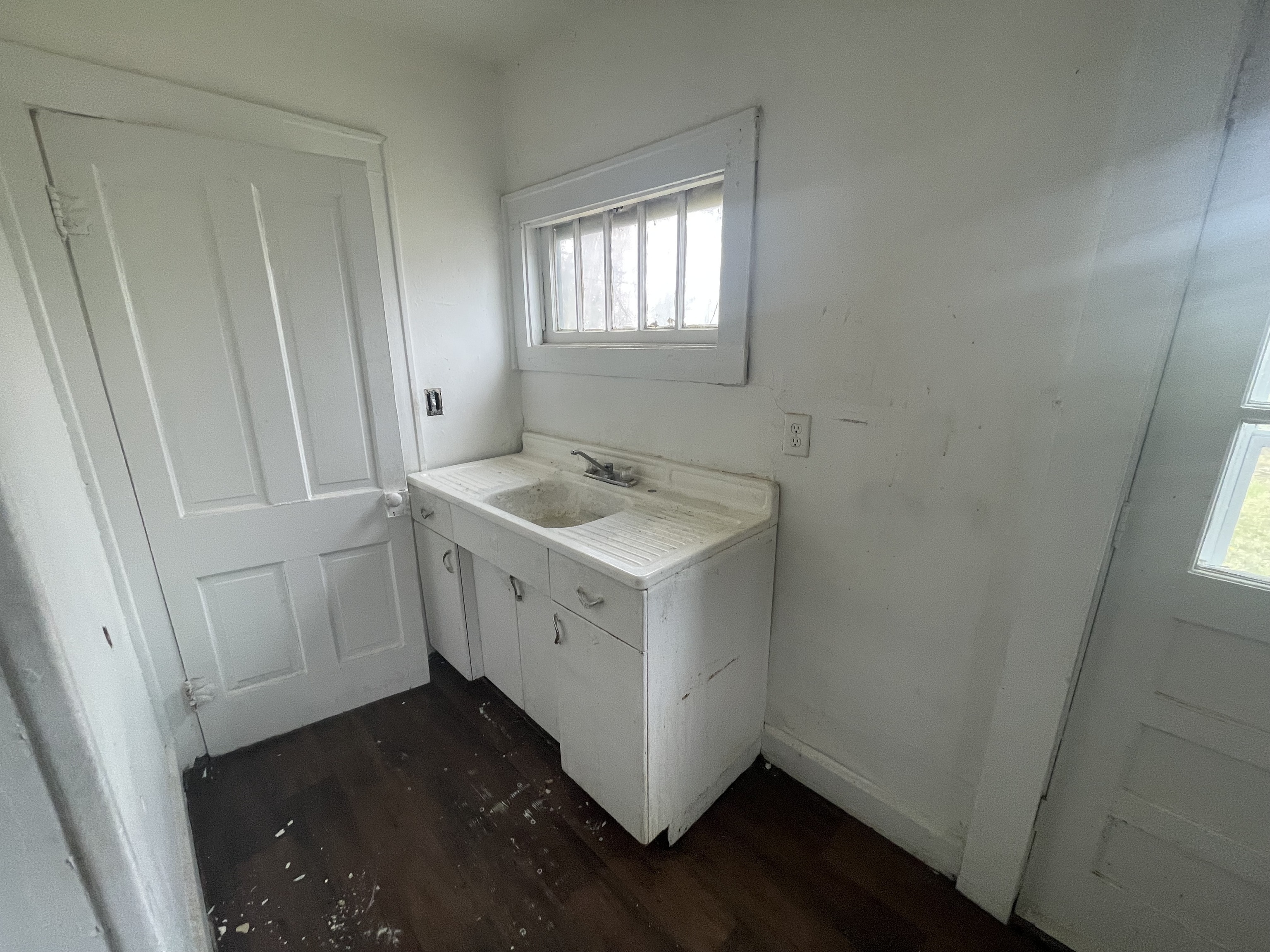 Photo 5 of 13 of 2431 Indianapolis Avenue house