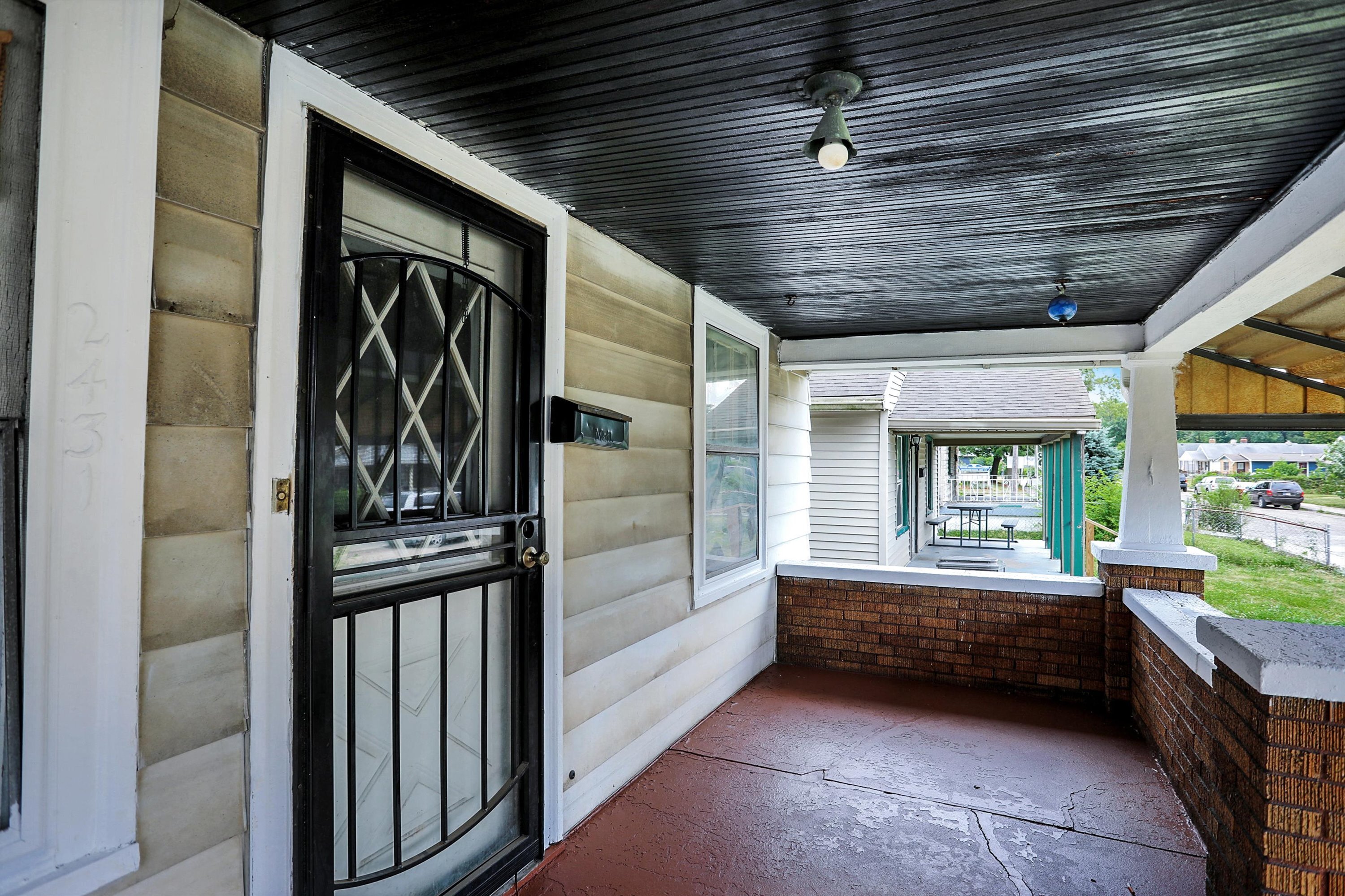 Photo 4 of 13 of 2431 Indianapolis Avenue house