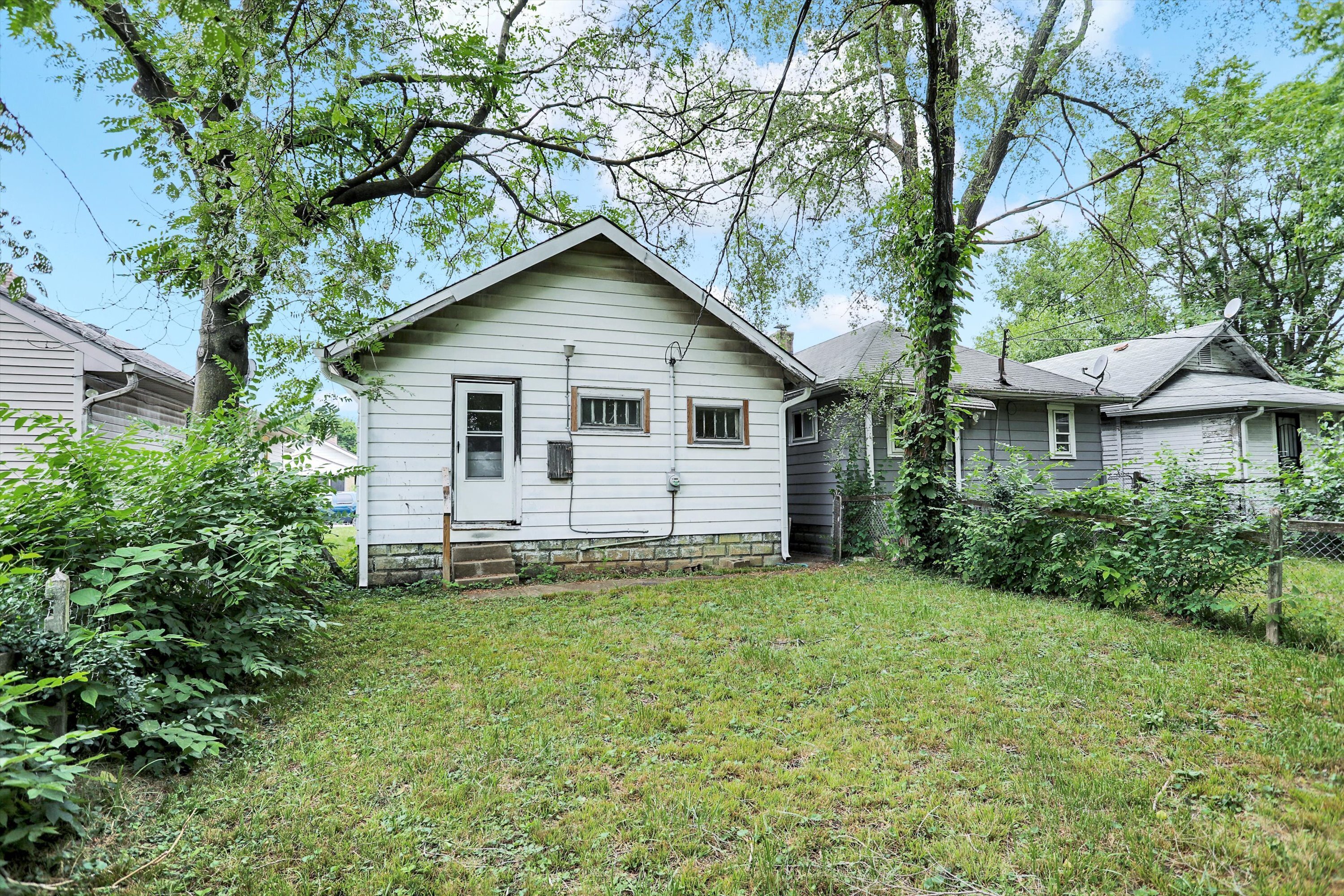 Photo 11 of 13 of 2431 Indianapolis Avenue house