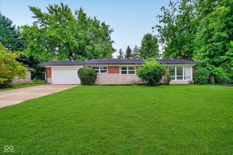 Photo of 289 W County Line RD, Greenwood, IN 46142 (MLS # 22119769)