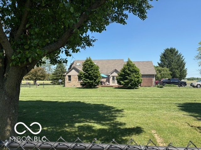 916 N County Road 500 E