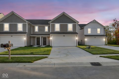 Photo of 10807 Penwell Way, Indianapolis, IN 46235 (MLS # 22071970)