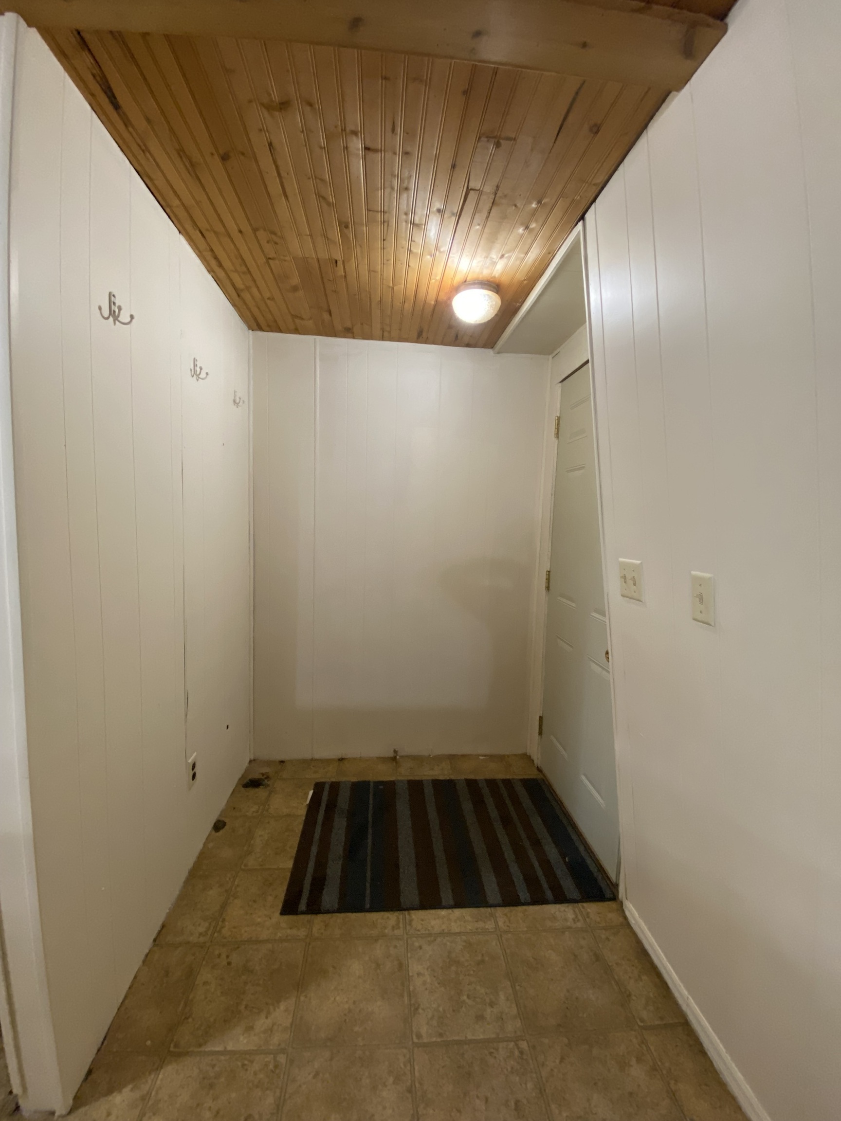 Photo 8 of 26 of 340 W Ash Street house