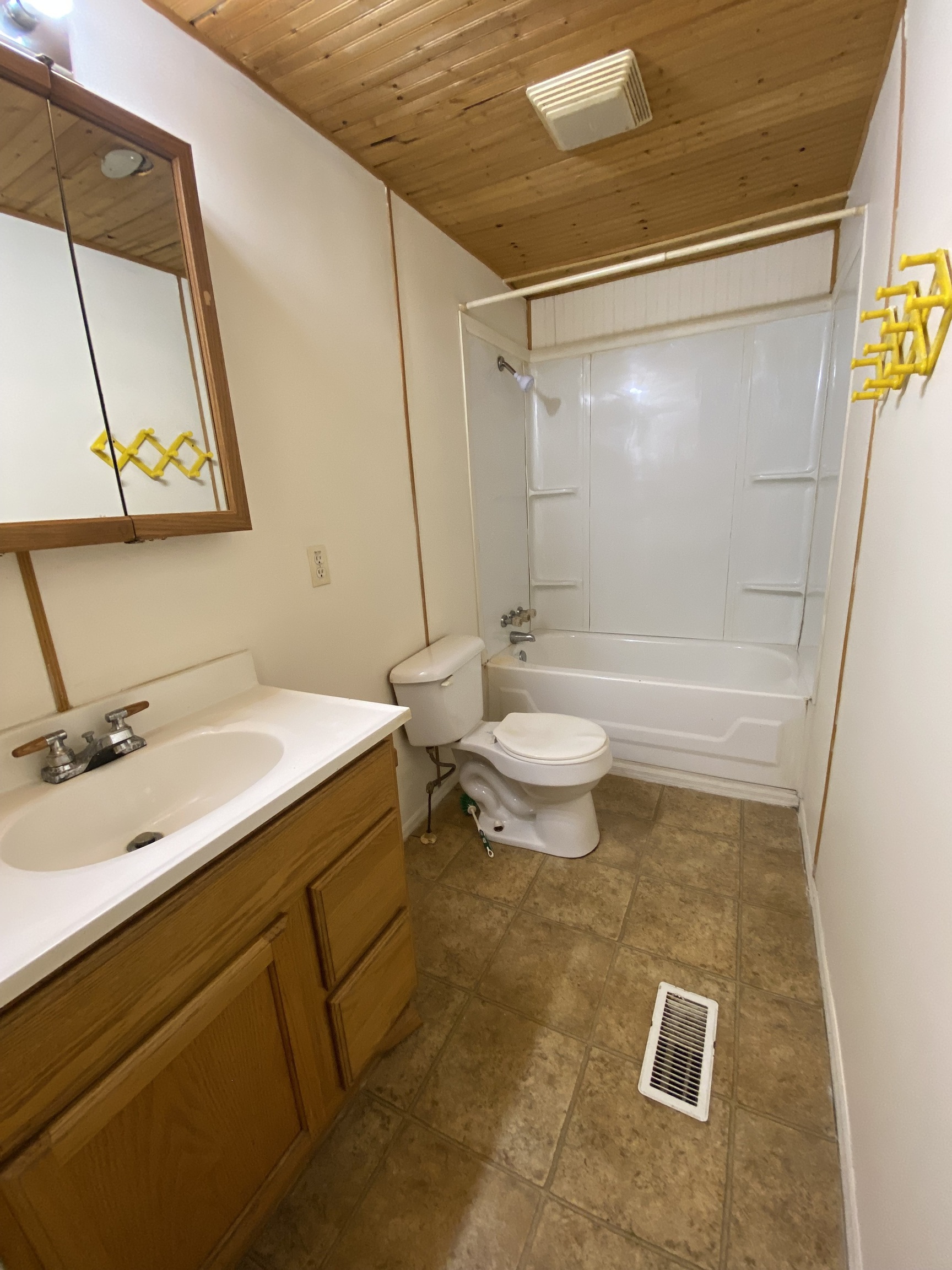 Photo 18 of 26 of 340 W Ash Street house