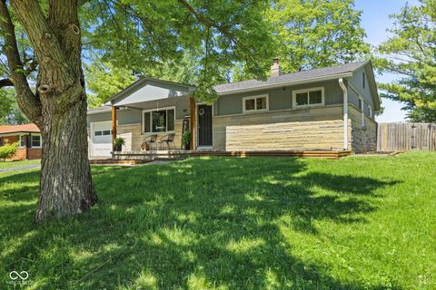 Photo of 421 Brewer Drive, Greenwood, IN 46142 (MLS # 22099338)